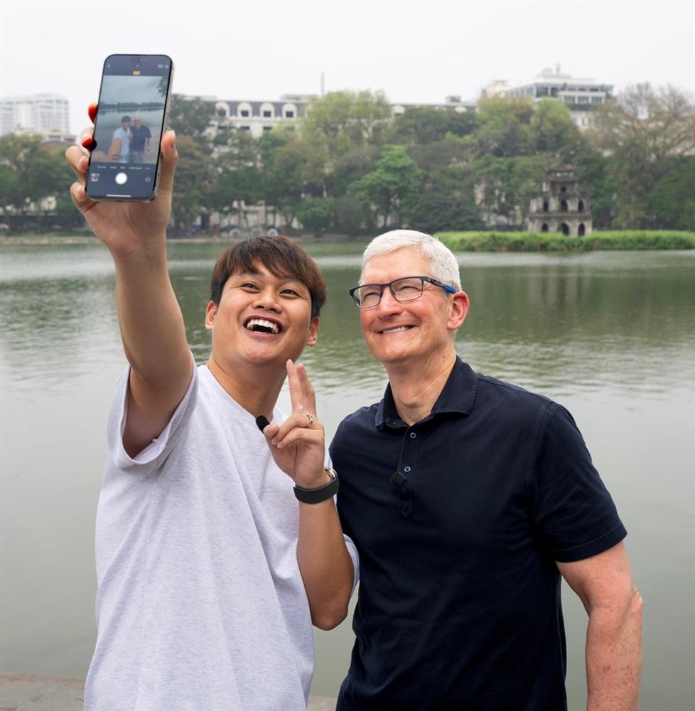 Chàng trai Việt dẫn Tim Cook đi dạo Hồ Gươm là ai?-1