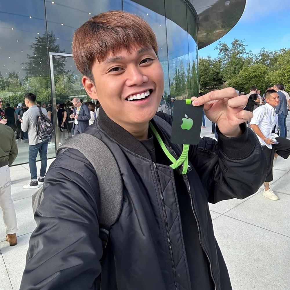 Chàng trai Việt dẫn Tim Cook đi dạo Hồ Gươm là ai?-4