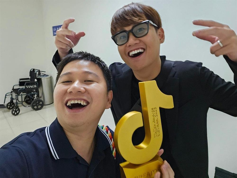 Chàng trai Việt dẫn Tim Cook đi dạo Hồ Gươm là ai?-7