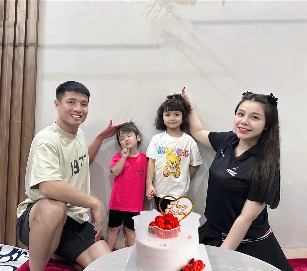 Sắc vóc bà xã trung vệ Bùi Tiến Dũng ra sao sau 2 lần sinh con?-2