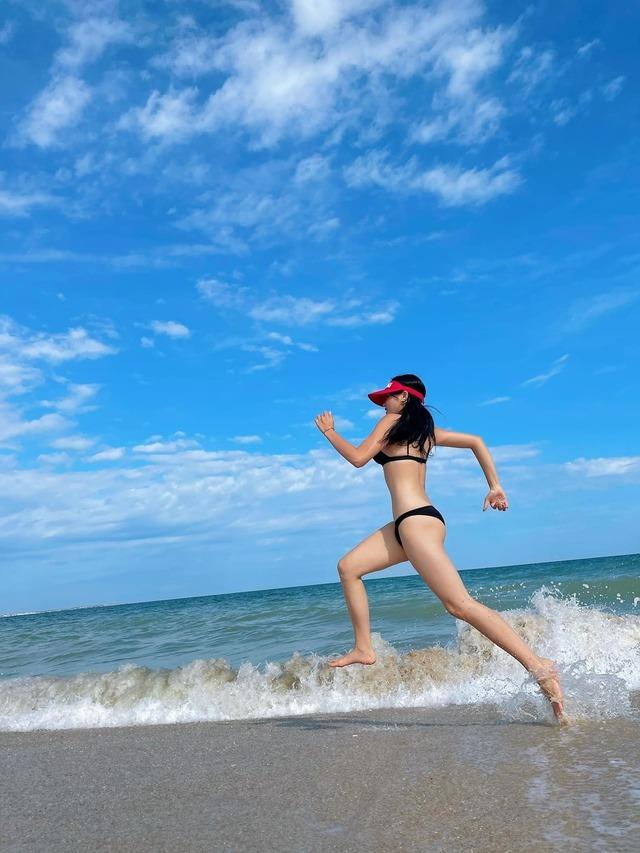 Những lần đọ bikini nóng bỏng của Kỳ Duyên bên người tình đang bị đồn đường ai nấy đi-4