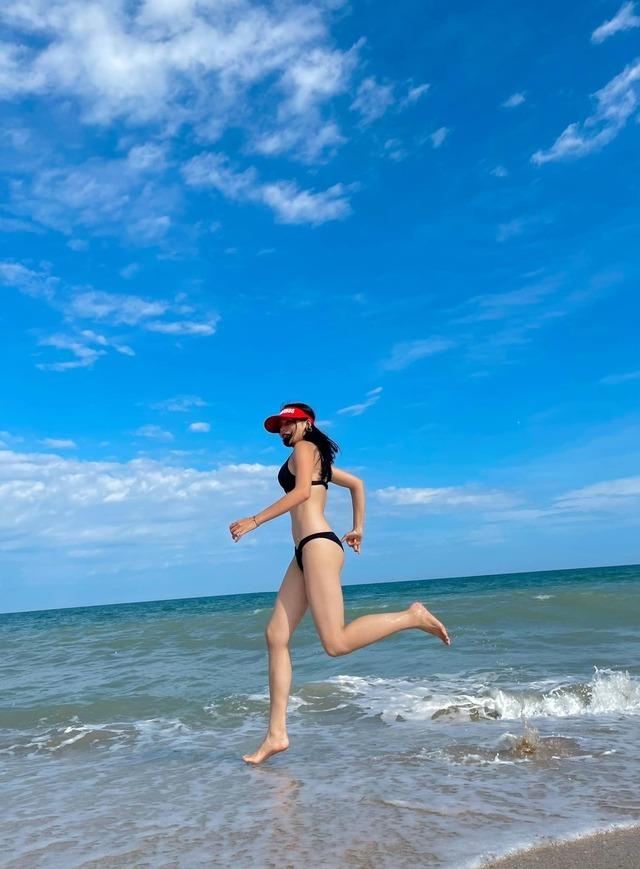 Những lần đọ bikini nóng bỏng của Kỳ Duyên bên người tình đang bị đồn đường ai nấy đi-5