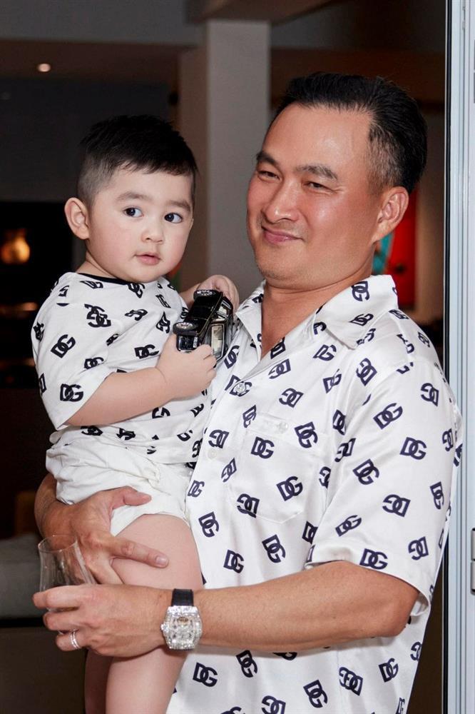 Thiếu gia nhí nhà Chi Bảo - Lý Thùy Chang xuất ngoại đi Mỹ, được khen chững chạc, sẵn sàng làm anh-1