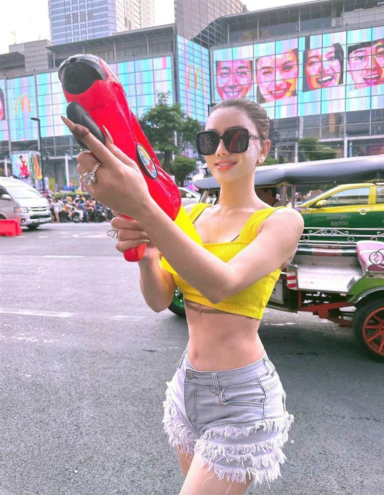 Lâm Khánh Chi diện quần ngắn cũn vi vu đất Thái, khoe chân dài, body nuột như thiếu nữ-1