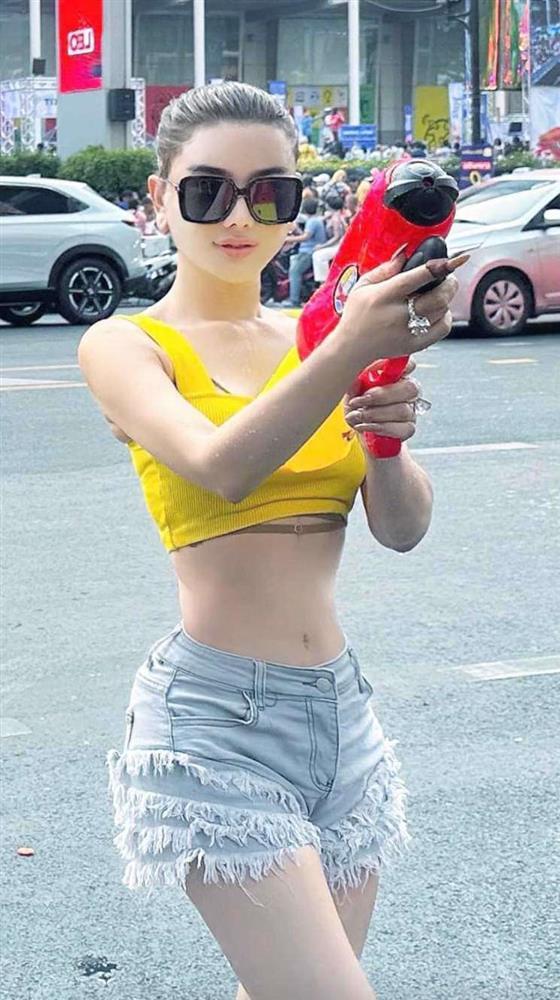 Lâm Khánh Chi diện quần ngắn cũn vi vu đất Thái, khoe chân dài, body nuột như thiếu nữ-2