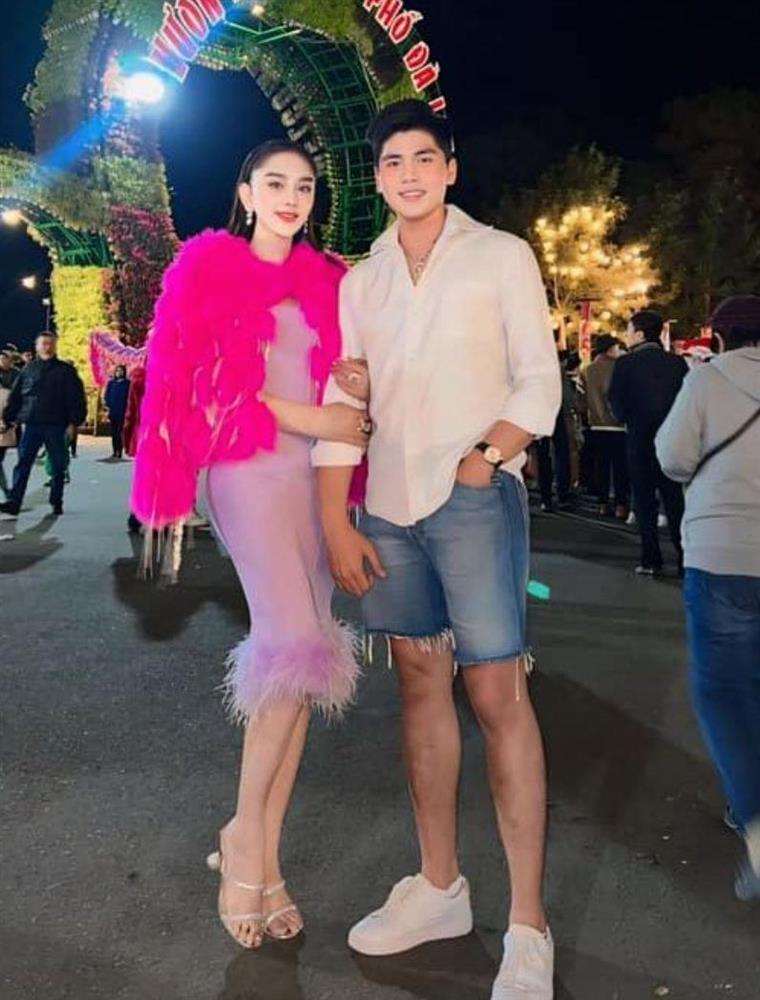 Lâm Khánh Chi diện quần ngắn cũn vi vu đất Thái, khoe chân dài, body nuột như thiếu nữ-7