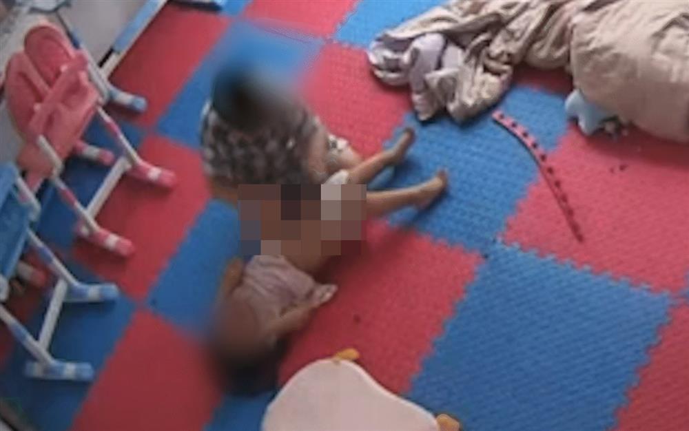 Xôn xao clip bé gái 3 tuổi bị bé trai hàng xóm đánh liên tiếp trong phòng-1