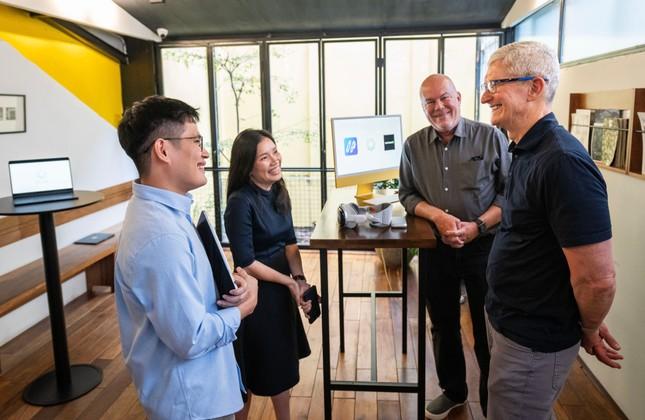 Giàu có và quyền lực, nhưng Tim Cook ăn mặc rất tối giản-2