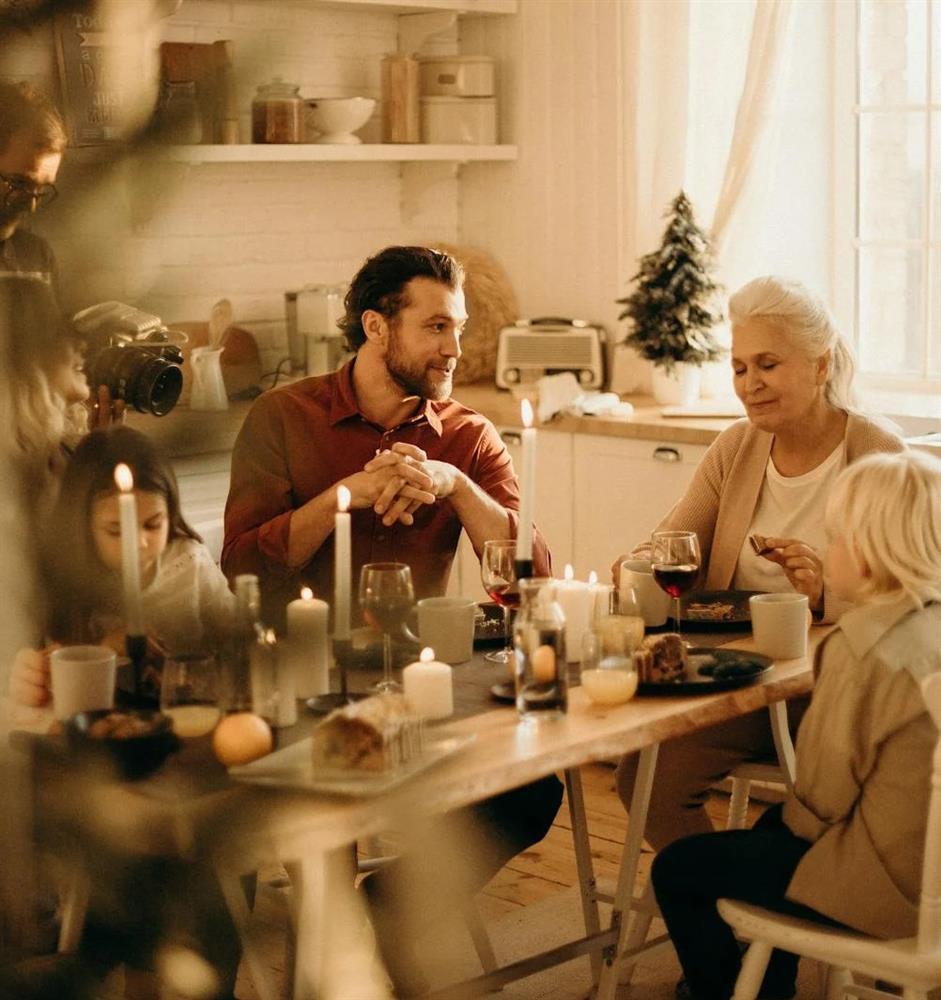 Chồng tự dưng hết mực chăm sóc mẹ vợ, biết lý do tôi lập tức đưa bà về quê-1