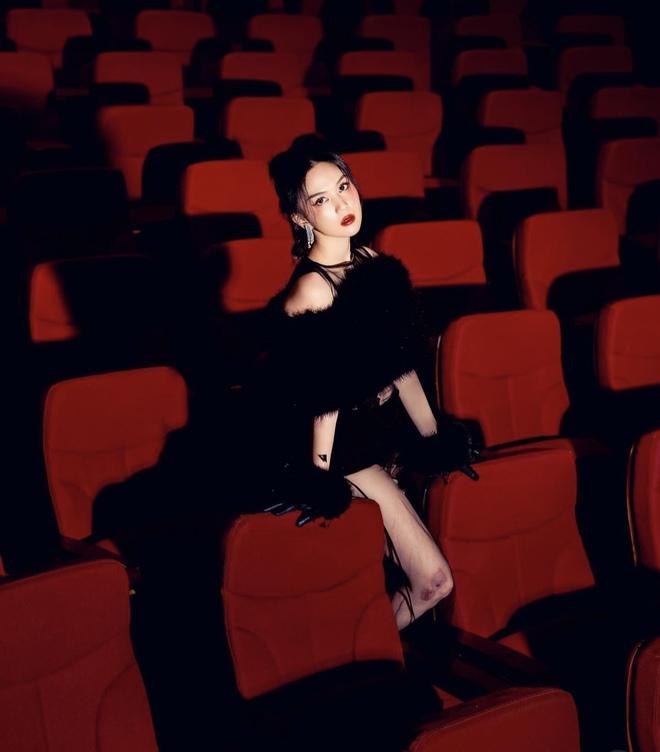 Ngọc Trinh gợi cảm trở lại: Diện đầm xuyên thấu hở bạo, body đúng là miễn chê!-1