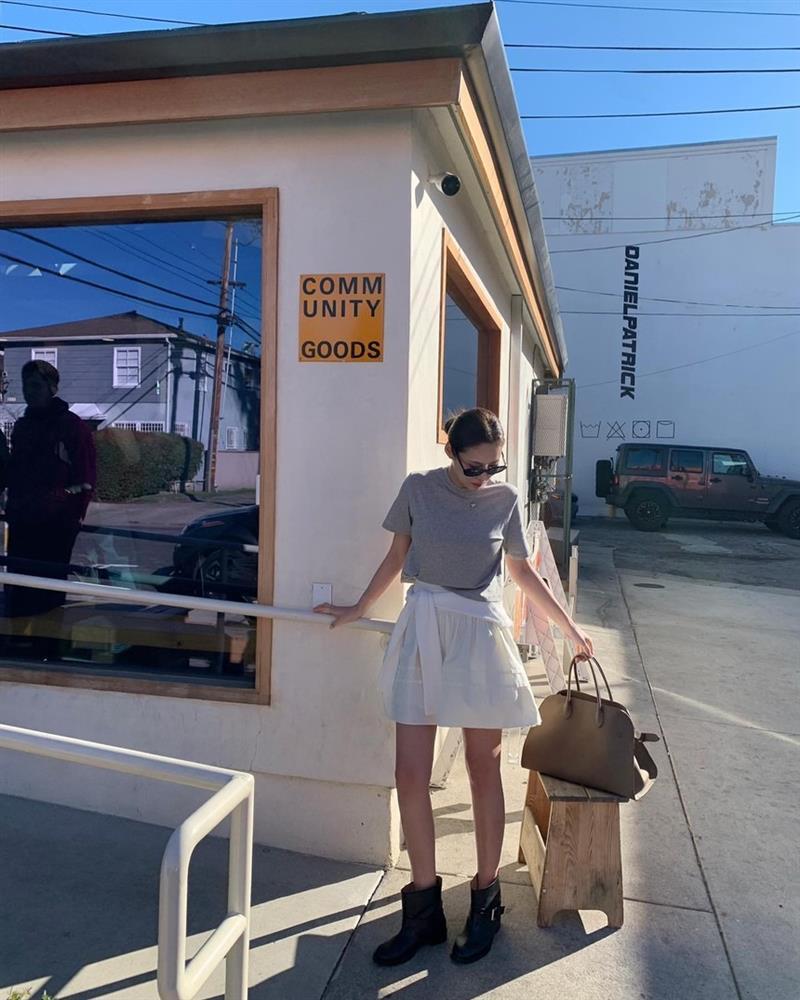 10 cách mặc chân váy giúp phong cách đi du lịch nổi bật hơn-6