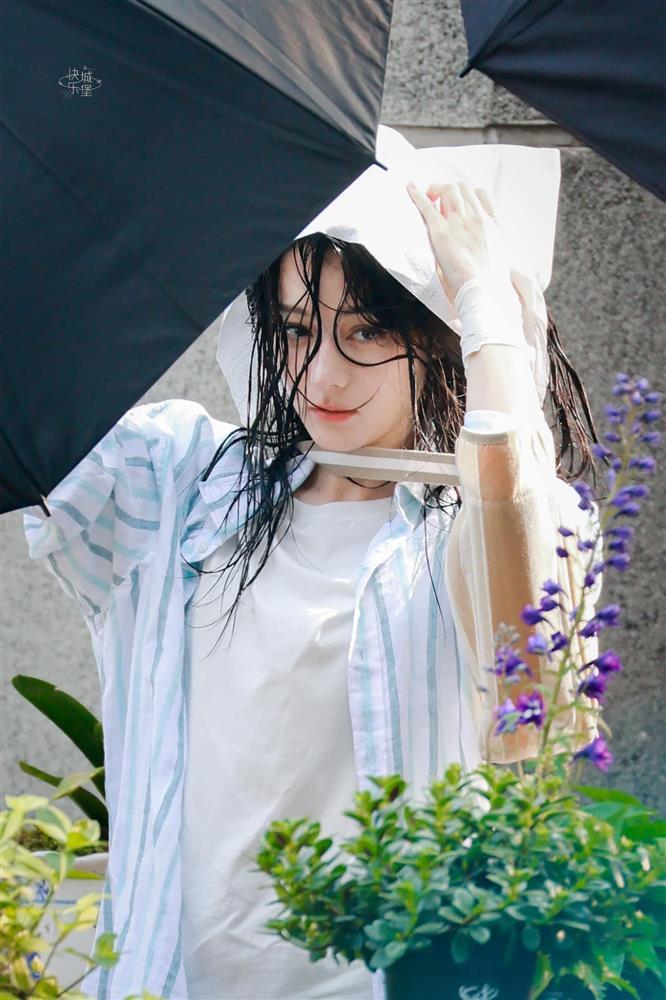 Địch Lệ Nhiệt Ba xuất hiện với mái tóc ướt rối bời vẫn gây sốt cộng đồng mạng vì một điều?-1