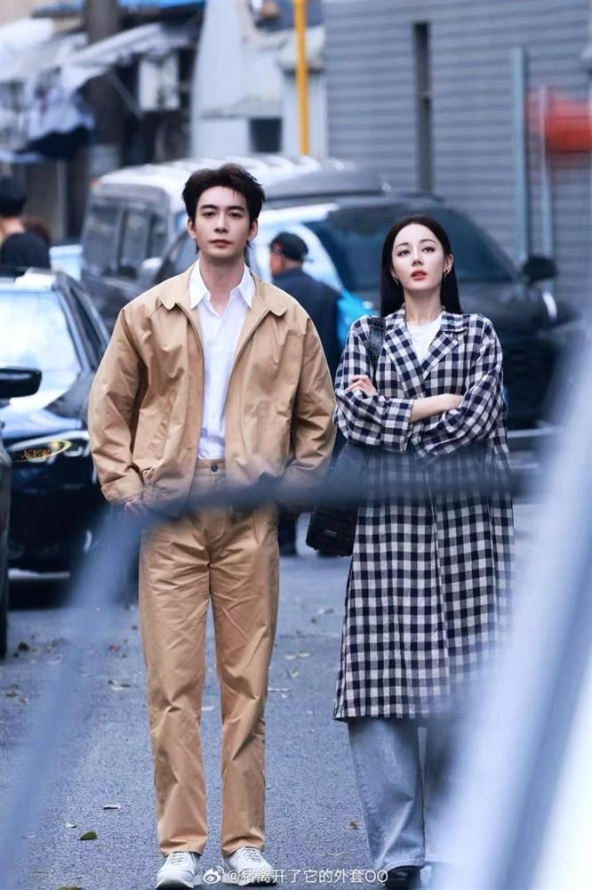 Địch Lệ Nhiệt Ba xuất hiện với mái tóc ướt rối bời vẫn gây sốt cộng đồng mạng vì một điều?-4