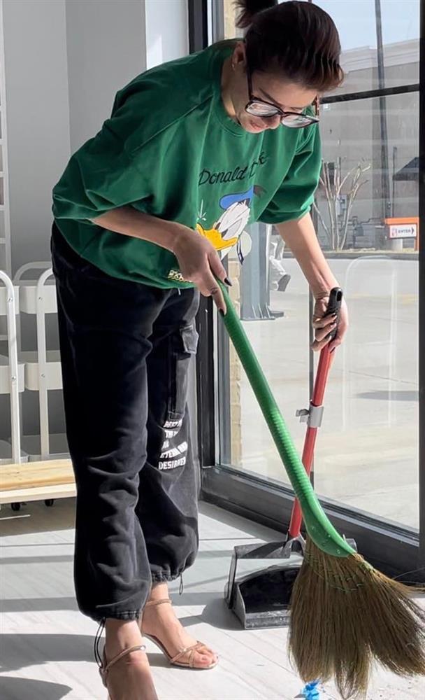 Trang Trần sang Mỹ định cư được 4 tháng vẫn làm nhiều công việc tay chân, được chồng phụ giúp vận chuyển hàng hóa-2