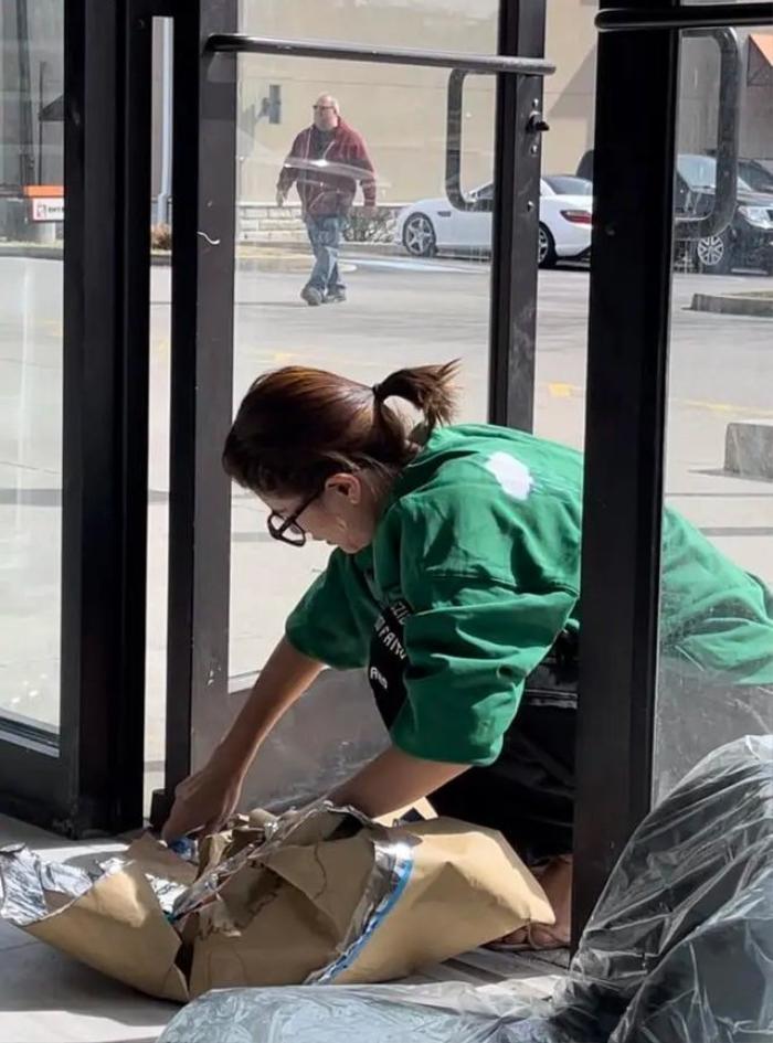 Trang Trần sang Mỹ định cư được 4 tháng vẫn làm nhiều công việc tay chân, được chồng phụ giúp vận chuyển hàng hóa-3