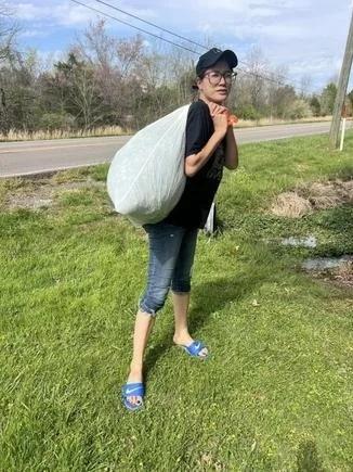 Trang Trần sang Mỹ định cư được 4 tháng vẫn làm nhiều công việc tay chân, được chồng phụ giúp vận chuyển hàng hóa-4