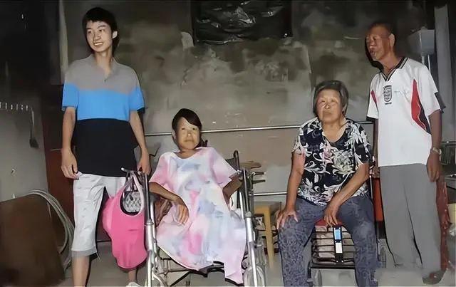 Nam sinh thi đại học điểm cao kỷ lục, hiệu trưởng đích thân thông báo nhưng vừa vào cửa thì chết lặng-2