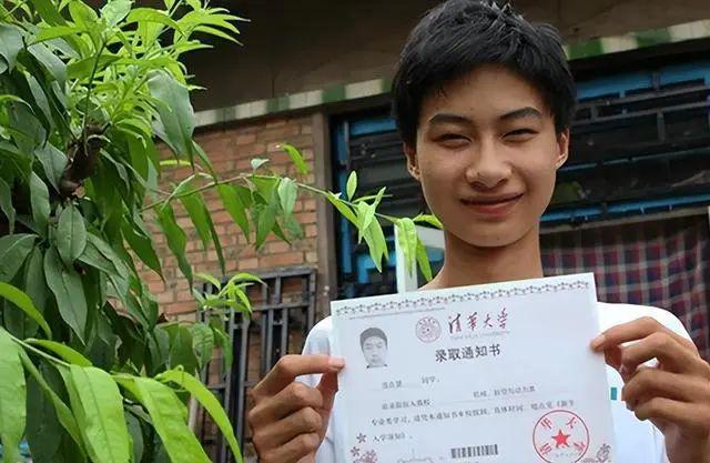 Nam sinh thi đại học điểm cao kỷ lục, hiệu trưởng đích thân thông báo nhưng vừa vào cửa thì chết lặng-1