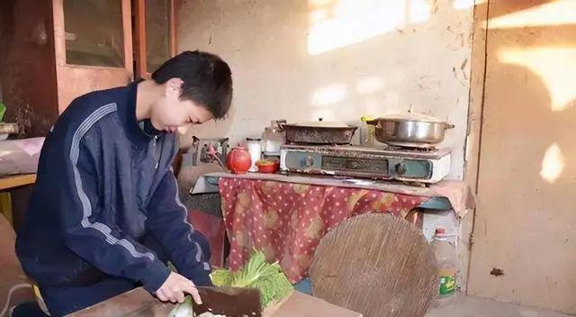 Nam sinh thi đại học điểm cao kỷ lục, hiệu trưởng đích thân thông báo nhưng vừa vào cửa thì chết lặng-3