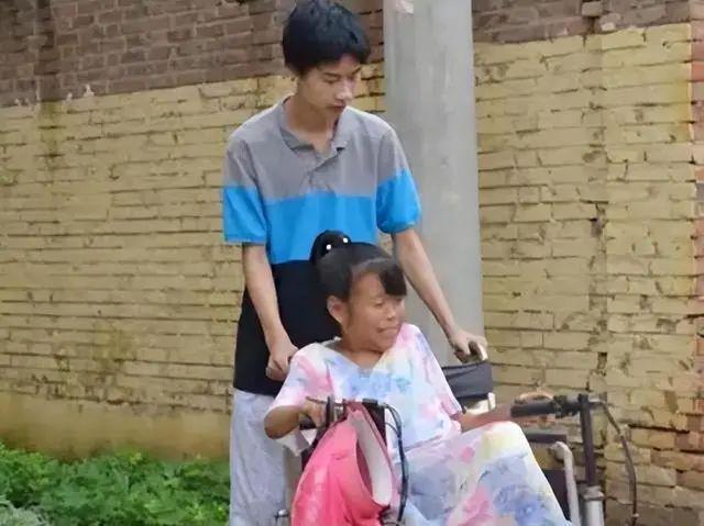 Nam sinh thi đại học điểm cao kỷ lục, hiệu trưởng đích thân thông báo nhưng vừa vào cửa thì chết lặng-4