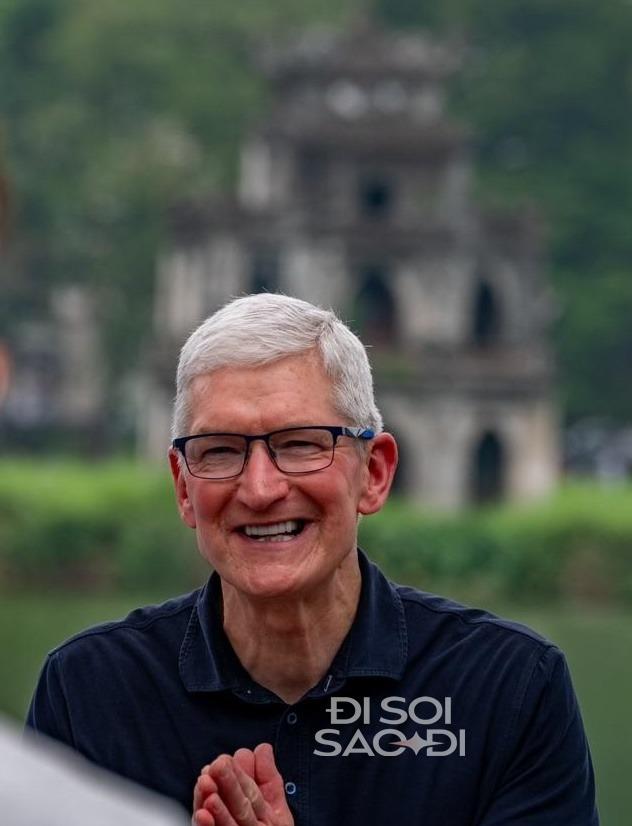 2 ngày CEO Tim Cook ở Việt Nam sao mà dễ thương: Mặc đúng một kiểu quần áo, thấy ai cũng chào-1