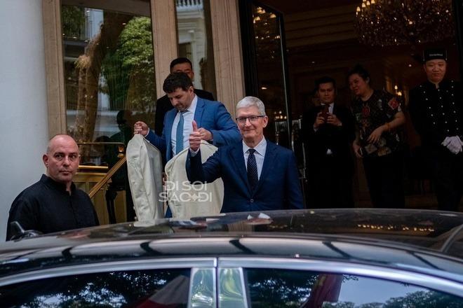 2 ngày CEO Tim Cook ở Việt Nam sao mà dễ thương: Mặc đúng một kiểu quần áo, thấy ai cũng chào-4