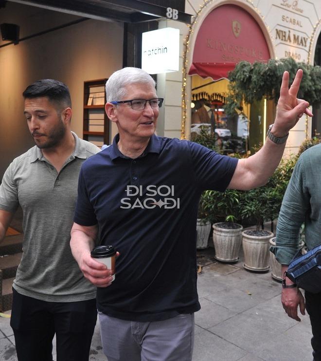 2 ngày CEO Tim Cook ở Việt Nam sao mà dễ thương: Mặc đúng một kiểu quần áo, thấy ai cũng chào-6