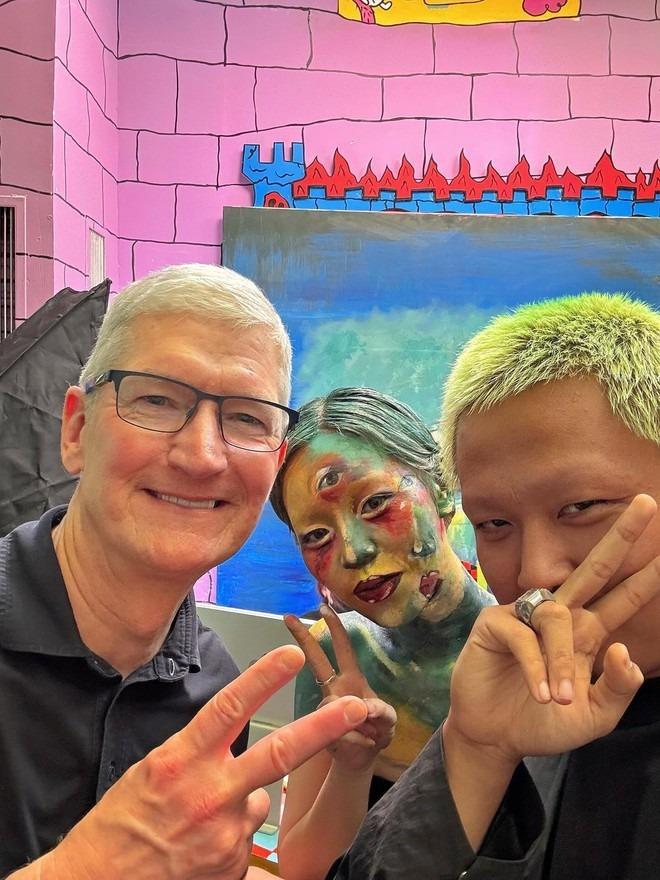 2 ngày CEO Tim Cook ở Việt Nam sao mà dễ thương: Mặc đúng một kiểu quần áo, thấy ai cũng chào-5