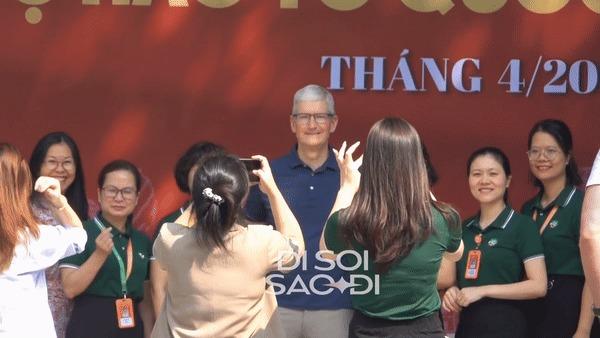 2 ngày CEO Tim Cook ở Việt Nam sao mà dễ thương: Mặc đúng một kiểu quần áo, thấy ai cũng chào-9