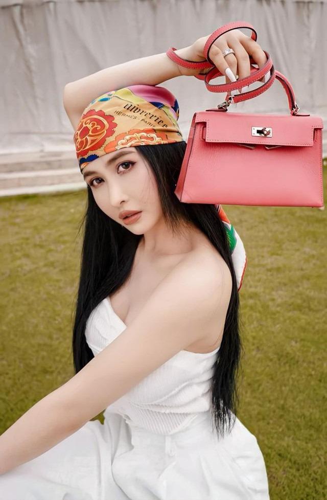 Vợ đại gia nhiều siêu xe nhất nhì Việt Nam: Sống sang chảnh, sở hữu đồng hồ cả thế giới chỉ có 7 chiếc-1