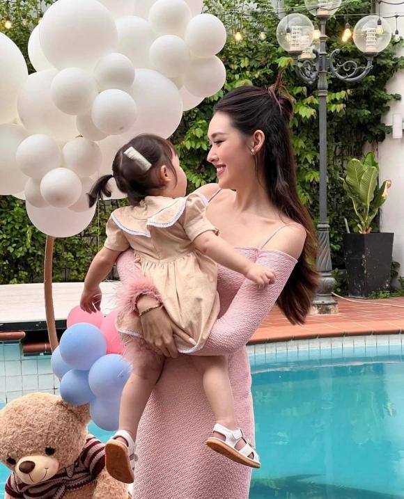 Nhóc tỳ có mẹ là Á hậu nhan sắc vạn người mê nhưng luôn được giữ kín dung mạo, vì sao?-5