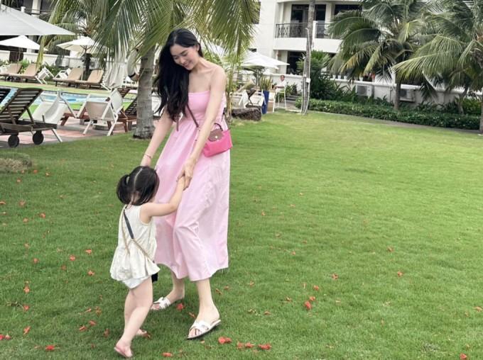 Nhóc tỳ có mẹ là Á hậu nhan sắc vạn người mê nhưng luôn được giữ kín dung mạo, vì sao?-6