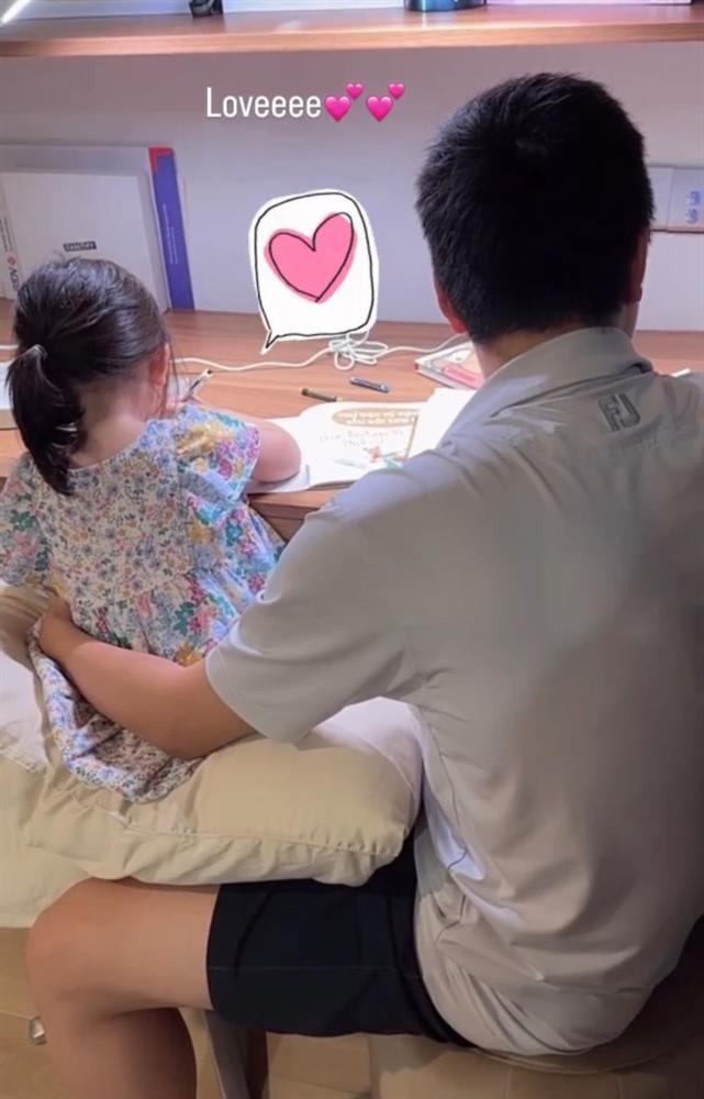 Nhóc tỳ có mẹ là Á hậu nhan sắc vạn người mê nhưng luôn được giữ kín dung mạo, vì sao?-8