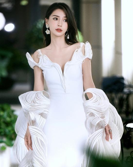 Angelababy phản ứng khi bất ngờ bị hỏi về ồn ào cấm sóng do xem show thoát y của Lisa-3