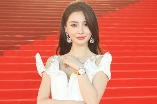 Angelababy phản ứng khi bất ngờ bị hỏi về ồn ào cấm sóng do xem show thoát y của Lisa