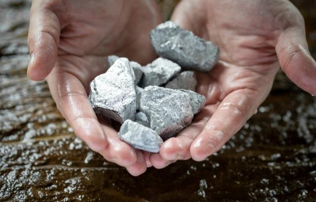 Kim loại đắt gấp 5 lần vàng, tổng trữ lượng toàn thế giới chỉ 3.000 tấn: Từng được dùng để chế tạo vương miện cho Nữ hoàng Anh-1