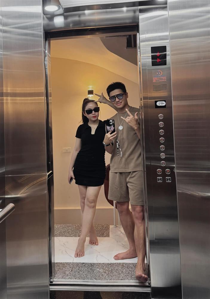 Style cô giáo tiểu học của bà xã cựu thủ môn U23 Việt Nam - Phí Minh Long-2