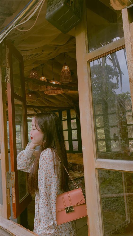 Style cô giáo tiểu học của bà xã cựu thủ môn U23 Việt Nam - Phí Minh Long-8