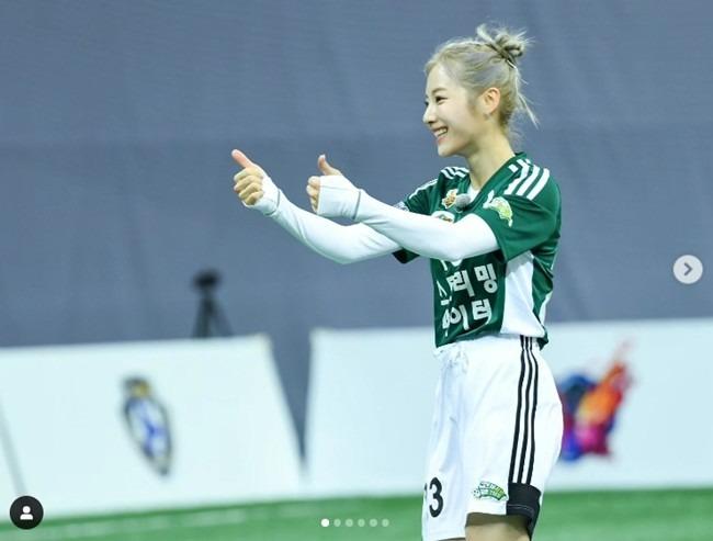 Nữ cầu thủ bóng đá sở hữu body quyến rũ hơn người mẫu-1