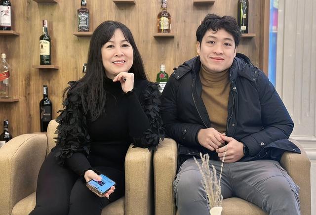 Con trai 27 tuổi, mới về Việt Nam làm phó giám đốc của NSND Hồng Vân tài giỏi thế nào?-4