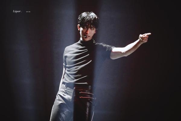 Một nam ca sĩ cứ mỗi lần ra album là bật khóc-1