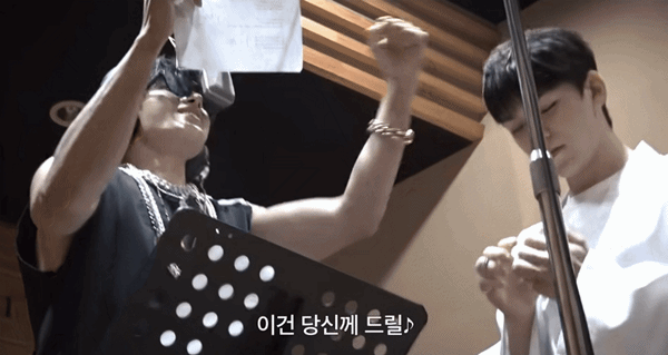 Một nam ca sĩ cứ mỗi lần ra album là bật khóc-2