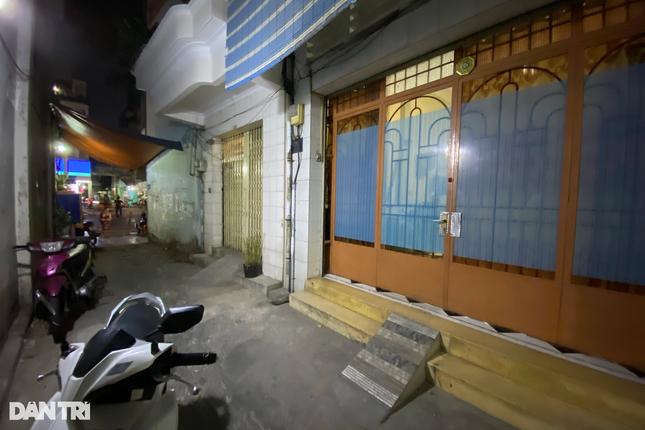 8 năm không dám bồng con đi dạo vì hàng xóm nuôi gần 100 con chó, mèo-1