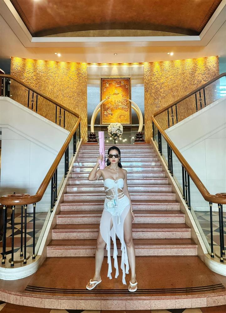 Siêu mẫu Việt U40 diện váy áo ướt nước hot nhất ở lễ hội té nước Thái Lan-2