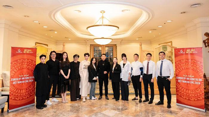 2 bộ sưu tập Việt Nam Đa Sắc 2024 trình diễn tại Bắc Kinh, Trung Quốc-1