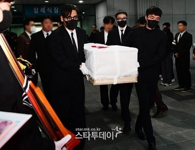 Lễ tang đẫm nước mắt của ca sĩ qua đời ở tuổi 30-3