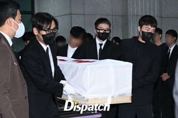 Lễ tang đẫm nước mắt của ca sĩ qua đời ở tuổi 30-4