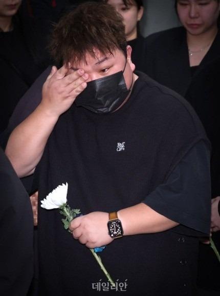 Lễ tang đẫm nước mắt của ca sĩ qua đời ở tuổi 30-10