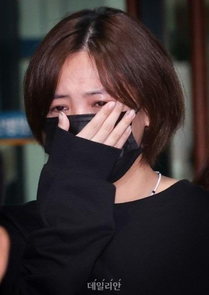 Lễ tang đẫm nước mắt của ca sĩ qua đời ở tuổi 30-8