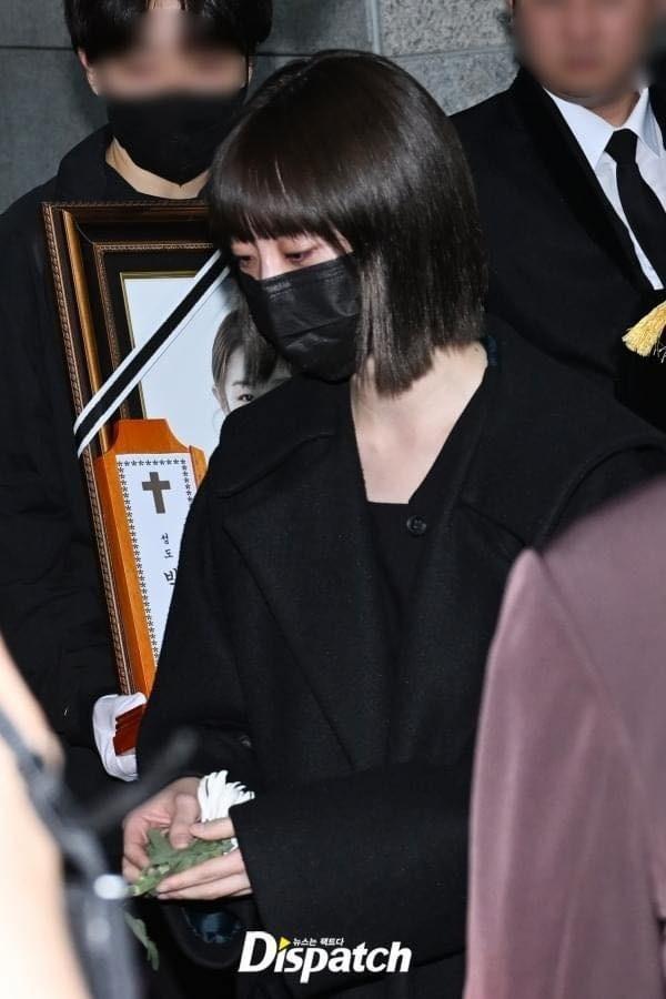 Lễ tang đẫm nước mắt của ca sĩ qua đời ở tuổi 30-14